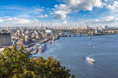 Panoramik manzaralı bir güzel yaz günü bölgesinde Podol Kiev, Ukrayna
