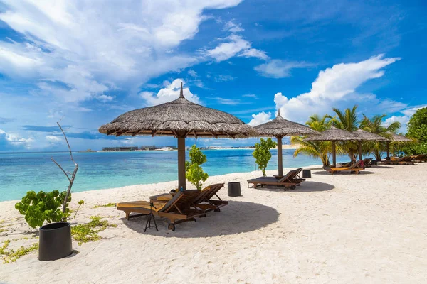 Wooden Sunbed Umbrella Tropical Beach Maldives Summer Day — Stock Photo, Image