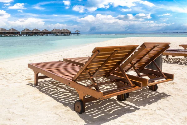 Yaz günü, Maldivler tropik sahilde ahşap şezlong