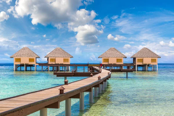 Maldivler - 24 Haziran 2018: Su Villa (Bungalov) ve yaz günü, Maldivler tropik sahilde ahşap köprü
