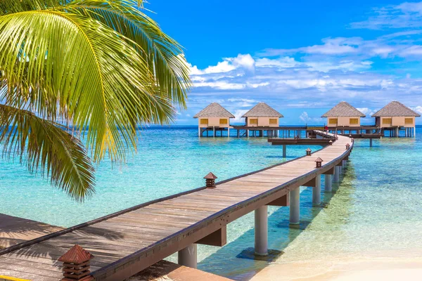 Maldivler - 24 Haziran 2018: Su Villa (Bungalov) ve yaz günü, Maldivler tropik sahilde ahşap köprü