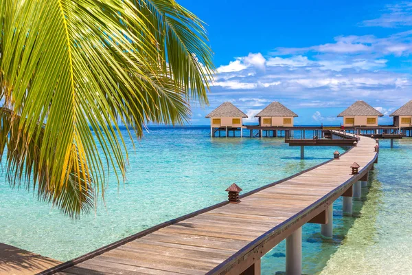 Maldivler - 24 Haziran 2018: Su Villa (Bungalov) ve yaz günü, Maldivler tropik sahilde ahşap köprü