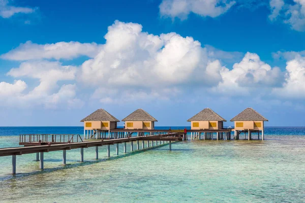 Maldivler - 24 Haziran 2018: Su Villa (Bungalov) ve yaz günü, Maldivler tropik sahilde ahşap köprü