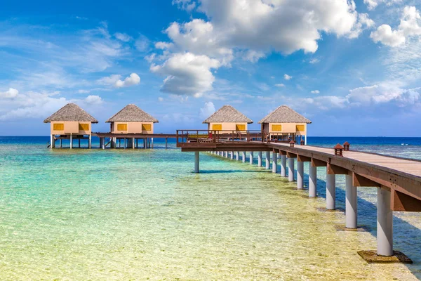 Maldivler - 24 Haziran 2018: Su Villa (Bungalov) ve yaz günü, Maldivler tropik sahilde ahşap köprü