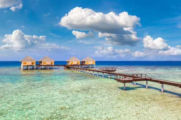 Maldivas Junio 2018 Villas Acuáticas Bungalows Puente Madera Playa Tropical —  Fotos de Stock