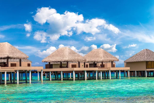 Maldivler - 24 Haziran 2018: Su Villa (Bungalov) ve yaz günü, Maldivler tropik sahilde ahşap köprü