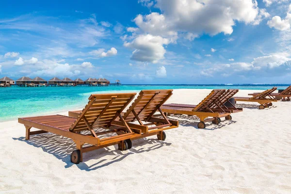 Maldivler Haziran 2018 Tropikal Plaj Yaz Günü Maldivler Ahşap Şezlong — Stok fotoğraf