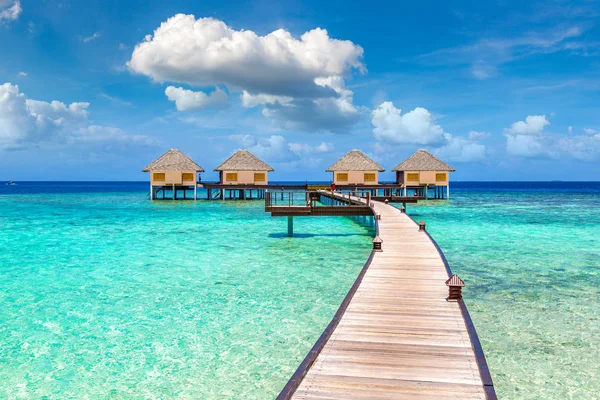 Maldivler - 24 Haziran 2018: Su Villa (Bungalov) ve yaz günü, Maldivler tropik sahilde ahşap köprü