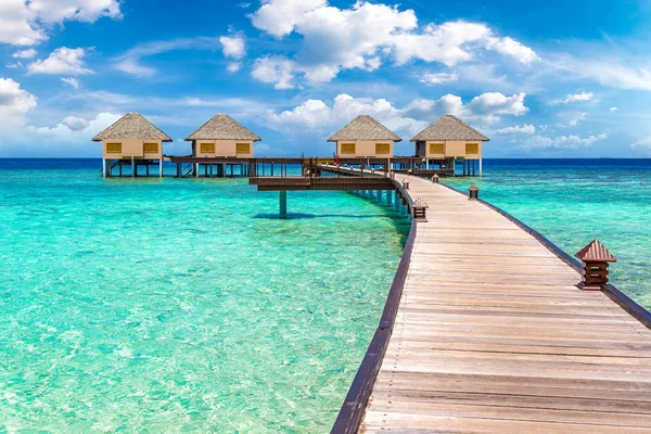 Maledivy Června 2018 Vodní Vily Bungalovy Dřevěný Most Tropické Pláži — Stock fotografie