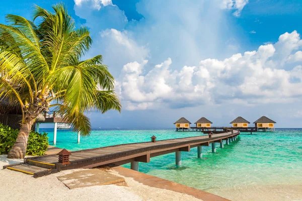 Maldivas Junio 2018 Villas Acuáticas Bungalows Puente Madera Playa Tropical — Foto de Stock