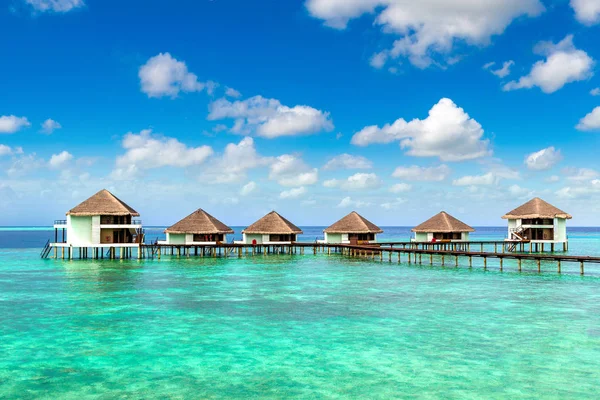 Maldivler - 24 Haziran 2018: Su Villa (Bungalov) ve yaz günü, Maldivler tropik sahilde ahşap köprü