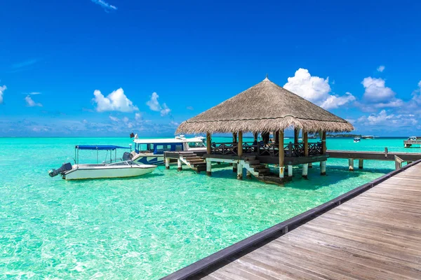Maldivler - 24 Haziran 2018: Su Villa (Bungalov) ve yaz akşam Maldivler'de tropik sahilde ahşap köprü