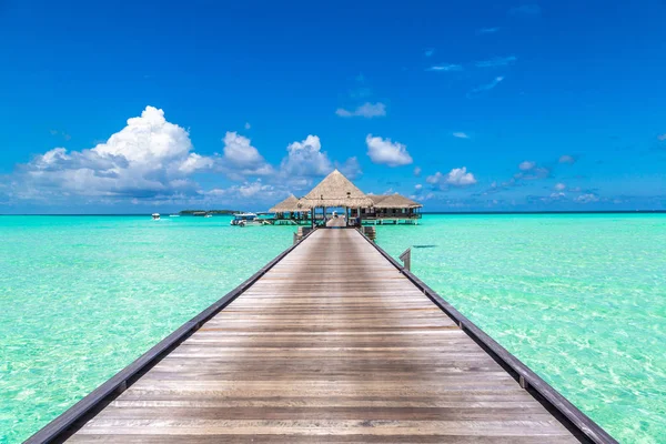 Мальдивес Июня 2018 Водные Виллы Деревянный Мост Пляже Мальдивах Летним — стоковое фото