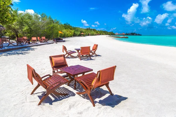 Maldivler Haziran 2018 Masa Sandalyeler Tropikal Plaj Restoran Yaz Günü — Stok fotoğraf
