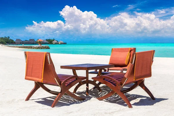 Maldivler - 24 Haziran 2018: Masa ve sandalyeler tropikal plaj Restoran, yaz günü Maldivler