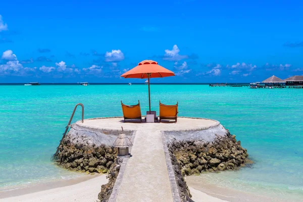 Malediven Juni 2018 Holzsonnenliege Und Sonnenschirm Tropischen Strand Der Malediven — Stockfoto