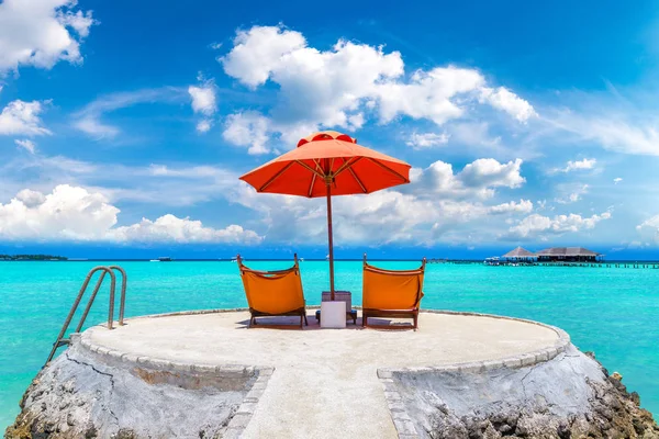 Maldives June 2018 Wooden Sunbed Umbrella Tropical Beach Maldives Summer — Stock Photo, Image