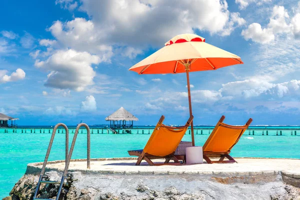 Maldives June 2018 Wooden Sunbed Umbrella Tropical Beach Maldives Summer — Stock Photo, Image