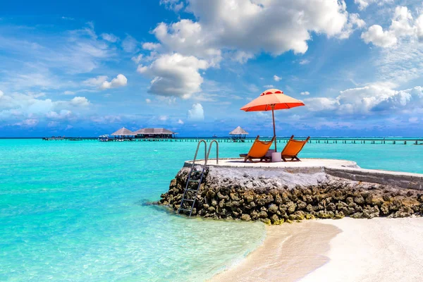 Maldivler Haziran 2018 Ahşap Şezlong Şemsiye Yaz Günü Maldivler Tropik — Stok fotoğraf