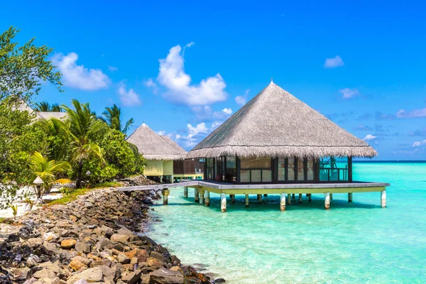 Maldivler - 24 Haziran 2018: Tropikal plaj yaz günü, Maldivler, su Villa (Bungalov)