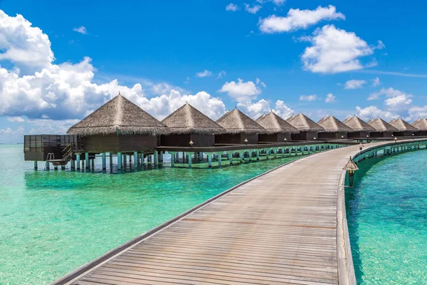 Maldivler - 24 Haziran 2018: Su Villa (Bungalov) ve yaz günü, Maldivler tropik sahilde ahşap köprü