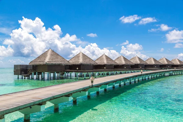 Maldivler - 24 Haziran 2018: Su Villa (Bungalov) ve yaz günü, Maldivler tropik sahilde ahşap köprü