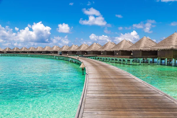 Maldivler - 24 Haziran 2018: Su Villa (Bungalov) ve yaz günü, Maldivler tropik sahilde ahşap köprü