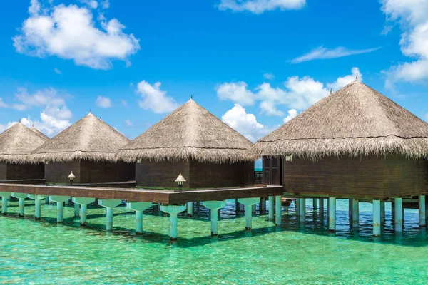 Maldivler - 24 Haziran 2018: Su Villa (Bungalov) ve yaz günü, Maldivler tropik sahilde ahşap köprü