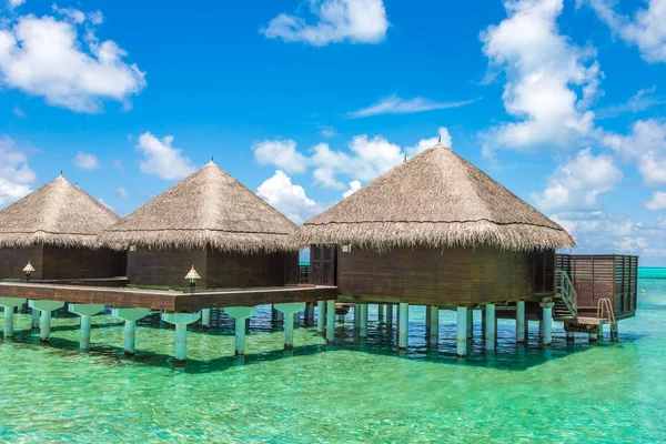 Maldivler - 24 Haziran 2018: Su Villa (Bungalov) ve yaz günü, Maldivler tropik sahilde ahşap köprü