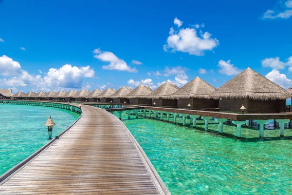 Maldivler - 24 Haziran 2018: Su Villa (Bungalov) ve yaz günü, Maldivler tropik sahilde ahşap köprü