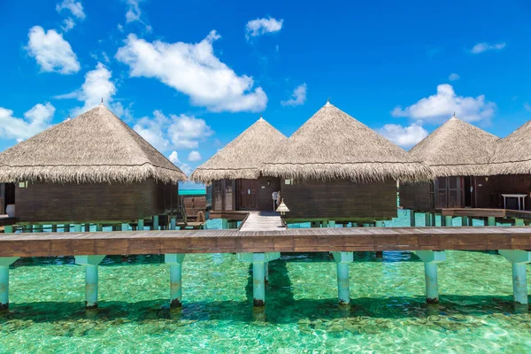 Maldivler - 24 Haziran 2018: Su Villa (Bungalov) ve yaz günü, Maldivler tropik sahilde ahşap köprü