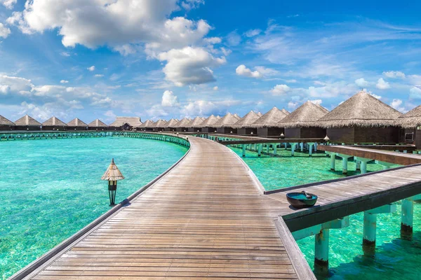 Malediven Juni 2018 Wasservillen Bungalows Und Holzbrücke Tropischen Strand Der — Stockfoto