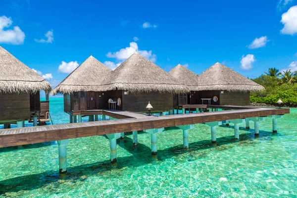 Maldivler - 24 Haziran 2018: Su Villa (Bungalov) ve yaz günü, Maldivler tropik sahilde ahşap köprü