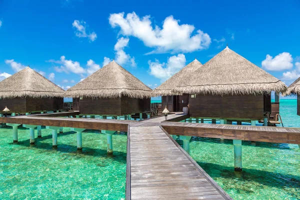 Maldivler - 24 Haziran 2018: Su Villa (Bungalov) ve yaz günü, Maldivler tropik sahilde ahşap köprü