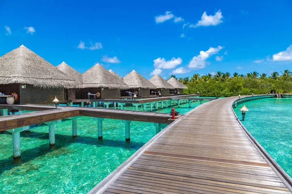 Maldivler - 24 Haziran 2018: Su Villa (Bungalov) ve yaz günü, Maldivler tropik sahilde ahşap köprü