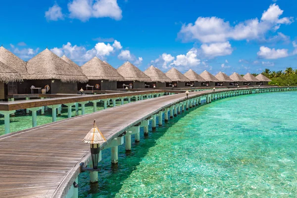 Maldivler - 24 Haziran 2018: Su Villa (Bungalov) ve yaz günü, Maldivler tropik sahilde ahşap köprü