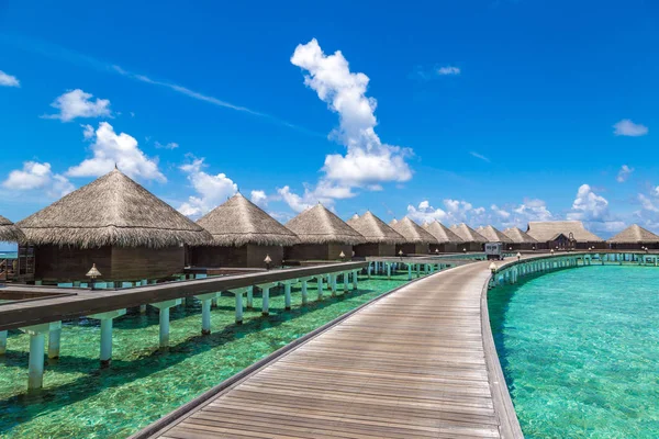 Maldivler - 24 Haziran 2018: Su Villa (Bungalov) ve yaz günü, Maldivler tropik sahilde ahşap köprü
