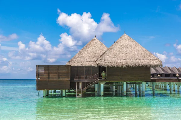 Maldivler - 24 Haziran 2018: Tropikal plaj yaz günü, Maldivler, su Villa (Bungalov)