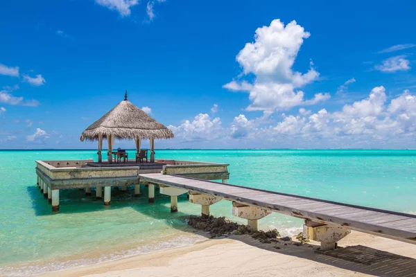 Maldivler - 24 Haziran 2018: Su Villa (Bungalov) ve yaz günü, Maldivler tropik sahilde ahşap köprü
