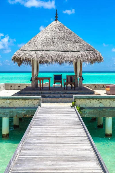 Maldivler - 24 Haziran 2018: Su Villa (Bungalov) ve yaz günü, Maldivler tropik sahilde ahşap köprü