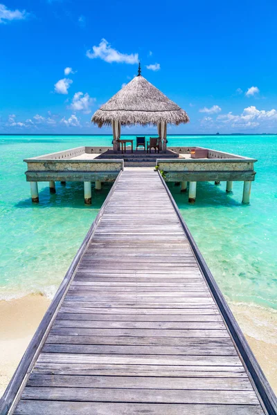 Maldivler - 24 Haziran 2018: Su Villa (Bungalov) ve yaz günü, Maldivler tropik sahilde ahşap köprü