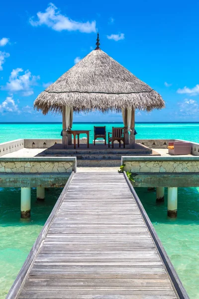 Maldivler - 24 Haziran 2018: Su Villa (Bungalov) ve yaz günü, Maldivler tropik sahilde ahşap köprü