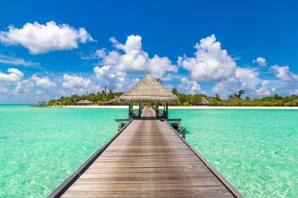 Maldivler - 24 Haziran 2018: Su Villa (Bungalov) ve yaz günü, Maldivler tropik sahilde ahşap köprü