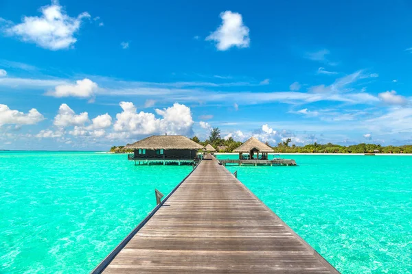 Мальдивес Июня 2018 Водные Виллы Деревянный Мост Пляже Мальдивах Летний — стоковое фото