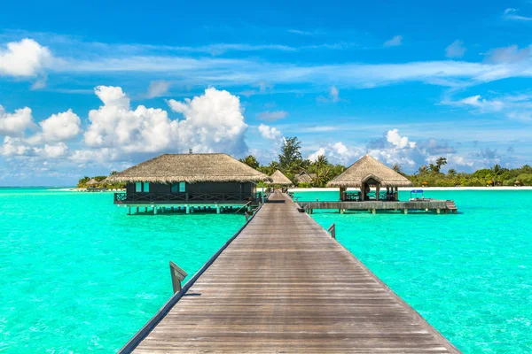 Maldives June 2018 Water Villas Bungalow Dan Jembatan Kayu Pantai — Stok Foto