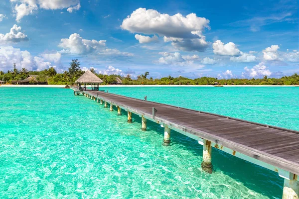 Maldivler - 24 Haziran 2018: Su Villa (Bungalov) ve yaz günü, Maldivler tropik sahilde ahşap köprü