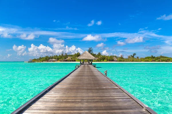 Maldivler - 24 Haziran 2018: Su Villa (Bungalov) ve yaz günü, Maldivler tropik sahilde ahşap köprü