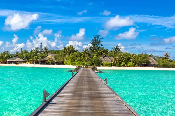 Maldivler - 24 Haziran 2018: Su Villa (Bungalov) ve yaz günü, Maldivler tropik sahilde ahşap köprü