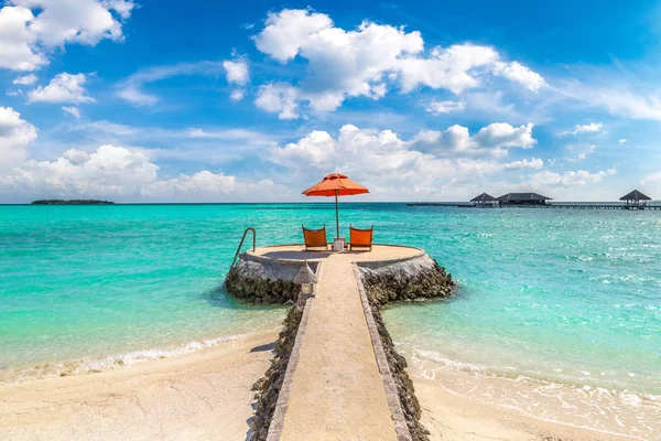 Malediwy Czerwca 2018 Drewniany Leżak Parasol Tropikalnej Plaży Malediwach Letni — Zdjęcie stockowe
