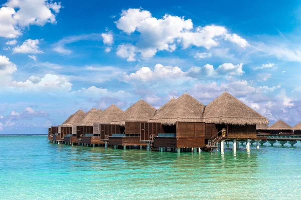 Maldivler - 24 Haziran 2018: Su Villa (Bungalov) ve yaz günü, Maldivler tropik sahilde ahşap köprü
